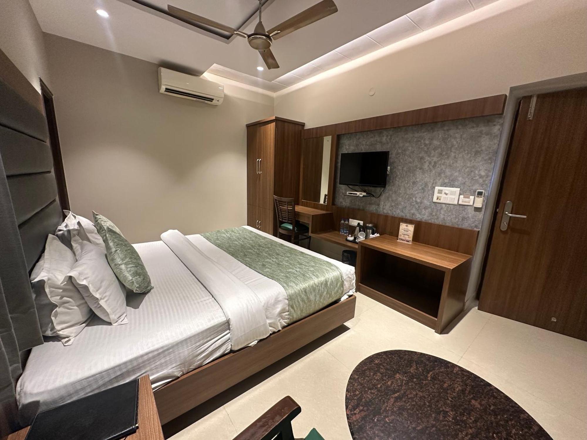 Hotel Amritsar International 2 Min Walk From Amritsar Bus Stand Екстериор снимка