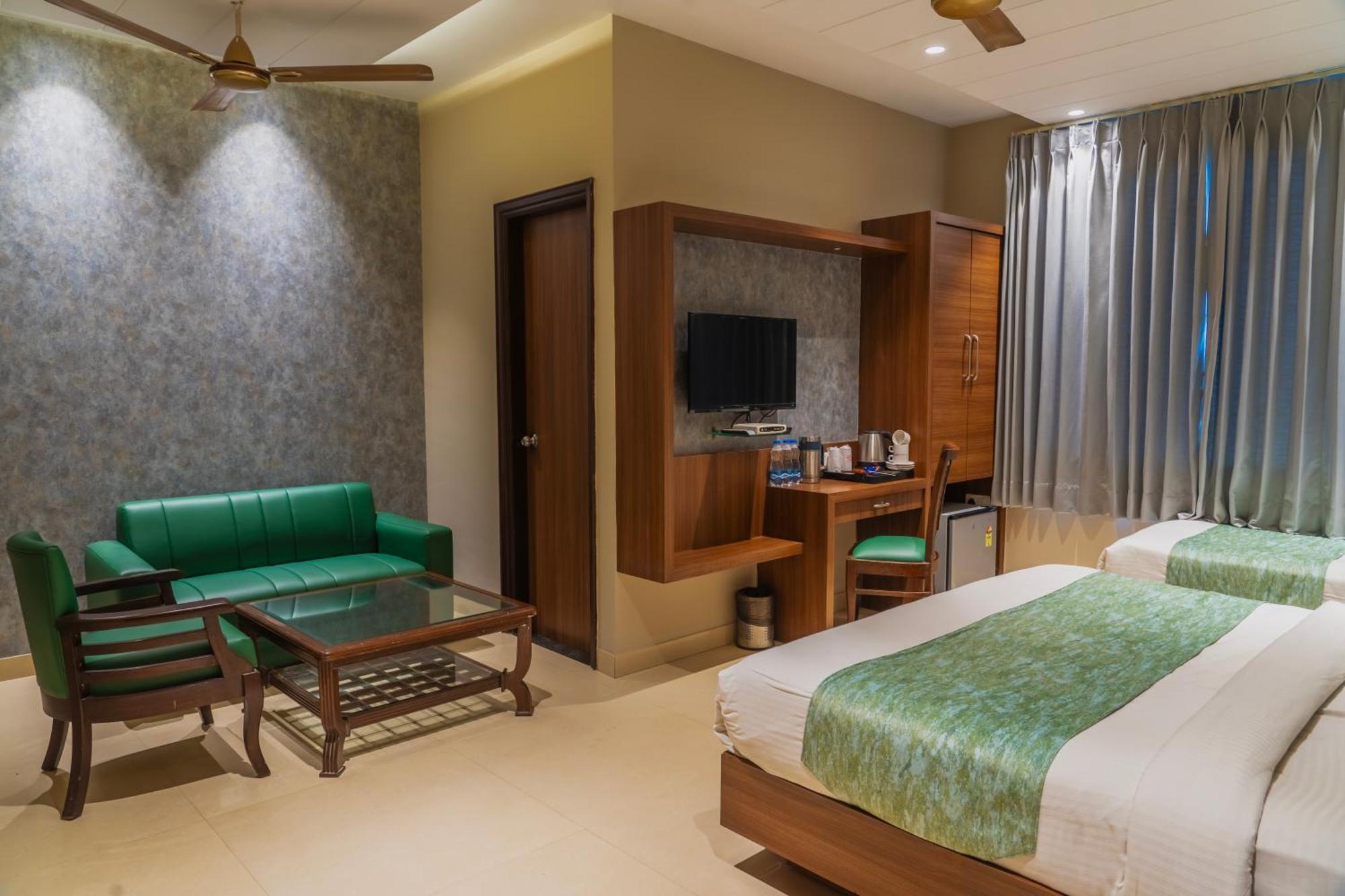 Hotel Amritsar International 2 Min Walk From Amritsar Bus Stand Екстериор снимка